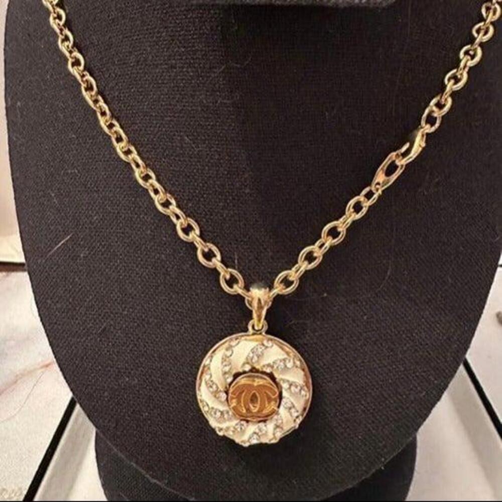 Elegance in Every Detail - Discover Pretty Necklace Collection!